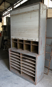 Armoire à rideau avant restauration